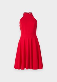 Rochie roșie cu guler halter, cu un corset ajustat și fustă evazată. Fabricată dintr-un material neted, având un guler înalt și o accentuare a taliei.