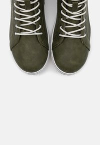 Grüne Ledersneaker mit weißen Schnürsenkeln, runden Zehen und strukturierter Oberfläche. Verfügt über ein glattes Obermaterial und eine weiße Gummisohle.