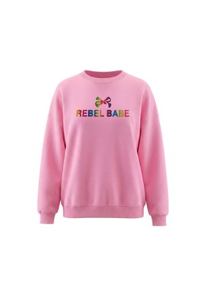 Lyserød sweatshirt med farverig "REBEL BABE" tekst og to flerfarvede butterfly designs over teksten på brystet.