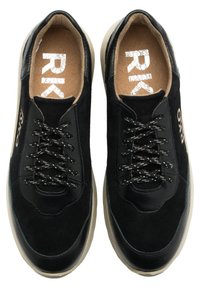 Czarne sneakersy wykonane z połączenia zamszu i skóry, z okrągłym noskiem, kontrastowymi sznurówkami oraz teksturowaną podeszwą. Na wkładce widoczne logo "RK".