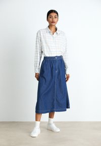 Mads Nørgaard AIR LUNI SKIRT - Falda acampanada - mid blue denim