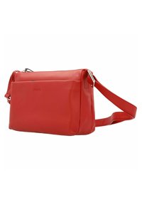 Borsa a tracolla rossa in pelle con chiusura a zip, tasca frontale e tracolla regolabile. Texture liscia e forma rettangolare. Nome del marchio impresso.