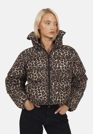 Luipaardprint pufferjack met een hoge kraag en ritsluiting. Heeft een gequilt ontwerp in tinten van beige en bruin, met zwarte accenten.