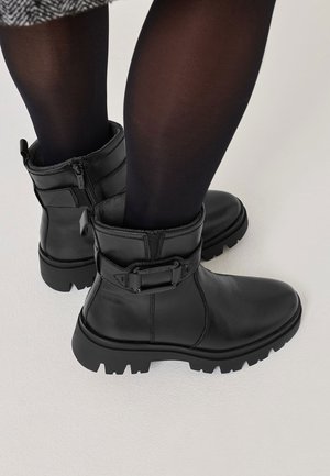 Schwarze Leder-Ankle-Boots mit texturiertem Finish, ausgestattet mit einer Schnallenapplikation und einer robusten Sohle. Das Innenfutter sorgt für Komfort.