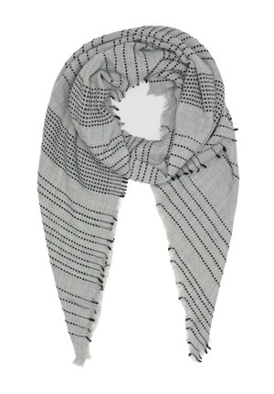 Écharpe grise avec des lignes et des rayures noires à pois. Bords effilochés, tissu léger, drapée en forme circulaire, affichant des motifs complexes.