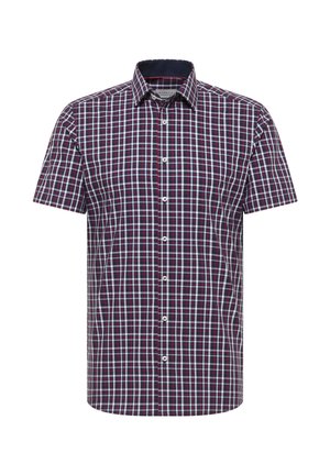 Camicia da uomo a maniche corte con bottoni, motivo a quadri blu navy, rosso e bianco, e colletto appuntito su sfondo bianco.