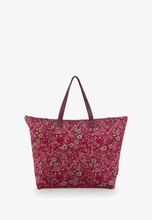 Rode stoffen tote bag met een bloemenpatroon in gedempte tinten, voorzien van twee donkerbordeaux leren handvatten en een ritssluiting aan de bovenkant.