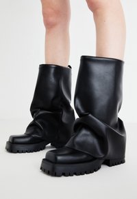 Steve Madden SHUTTER - Plateaulaarzen - black