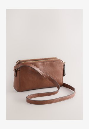 Ruskea nahkainen olkalaukku, jossa kaksi vetoketjullista osastoa, teksturoitu pinta ja ohut, säädettävä hihna. Kullanväriset metalliosat.