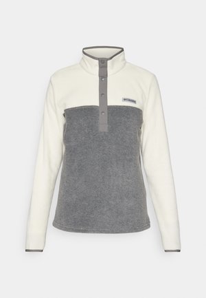 Fleece-pullover med hvit overdel og grå underdel, med høy krage, trykknapplukking og en logo på brystet.