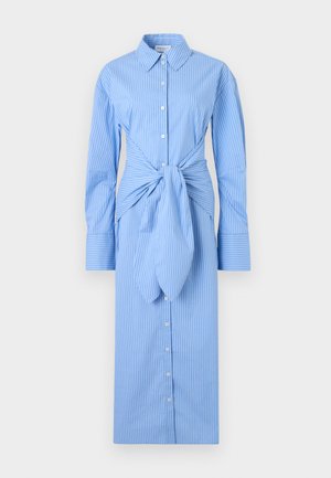 Haljina košulja dugih rukava s plavo-bijelim okomitim prugama, zatvaračem na kopče sprijeda i detaljem vezanog čvora u struku.