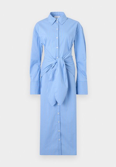Μπλε και λευκό κάθετα ριγέ πουκάμισο φόρεμα με μακριά μανίκια, κουμπιά μπροστά και δετή λεπτομέρεια στη μέση.