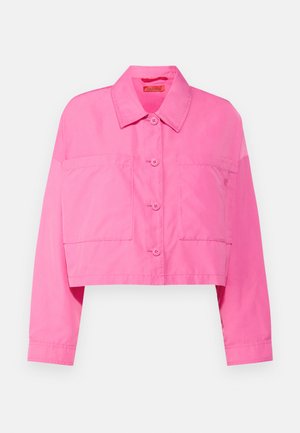 Veste rose raccourcie en tissu en mélange de coton, avec un col pointu, deux poches poitrine et une fermeture à boutons avec des boutons assortis.