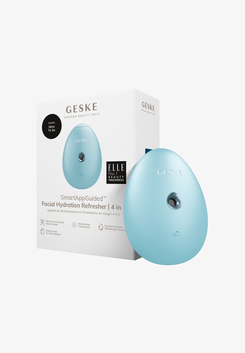 Lichtblauwe gezichtsbevochtigingsspray met ergonomische druppelvorm, voorste aan/uit-knop en bijbehorende witte doos met zwarte tekst en logo's.