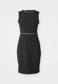 Vestido preto sem mangas com decote redondo, apresentando acabamento branco ao longo do pescoço e da cintura. Tecido suave com silhueta ajustada.