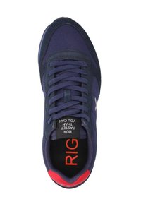 Scarpa sportiva blu navy con materiali in rete e suede, punta rotonda, lacci piatti, dettagli rossi e logo sulla linguetta e sulla soletta.