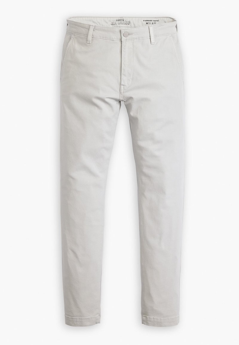 Chinos gris claro de algodón con una textura suave. Cuentan con cierre de botón, bolsillos frontales y un diseño de pierna ajustada.