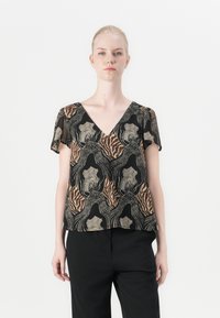 Blusa a maniche corte con scollatura a V, realizzata in tessuto leggero con un motivo astratto nei colori nero, marrone e oro.