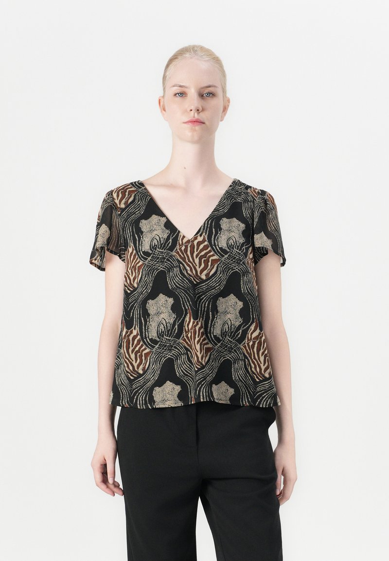 Blusa a maniche corte con scollatura a V, realizzata in tessuto leggero con un motivo astratto nei colori nero, marrone e oro.