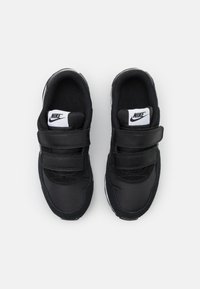 Scarpe Nike nere con una tomaia in rete e materiale sintetico, dotate di due fasce in velcro, logo bianco, suola in gomma e colletto imbottito.