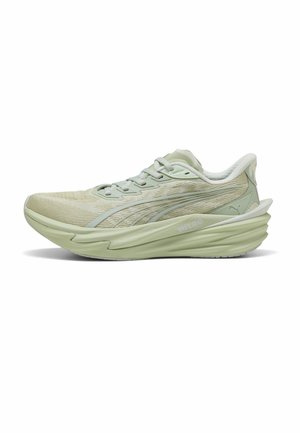 Chaussure de course athlétique vert clair avec semelle épaisse, tige en mesh, devant à lacets et logo Puma sur le côté, vue de gauche.