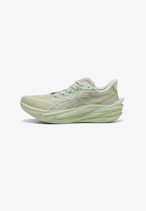 Chaussure de course athlétique vert clair avec semelle épaisse, tige en mesh, devant à lacets et logo Puma sur le côté, vue de gauche.