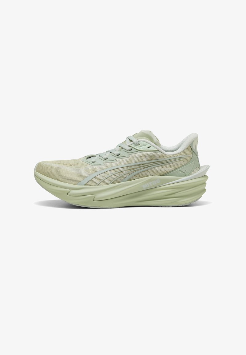 Chaussure de course athlétique vert clair avec semelle épaisse, tige en mesh, devant à lacets et logo Puma sur le côté, vue de gauche.