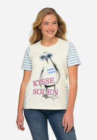 Bawełniany t-shirt o kremowym kolorze, jasnoniebieskie paskowane rękawy, graficzny nadruk z okularami przeciwsłonecznymi i kwiatami oraz różowy napis "KYSEE SOLEN."