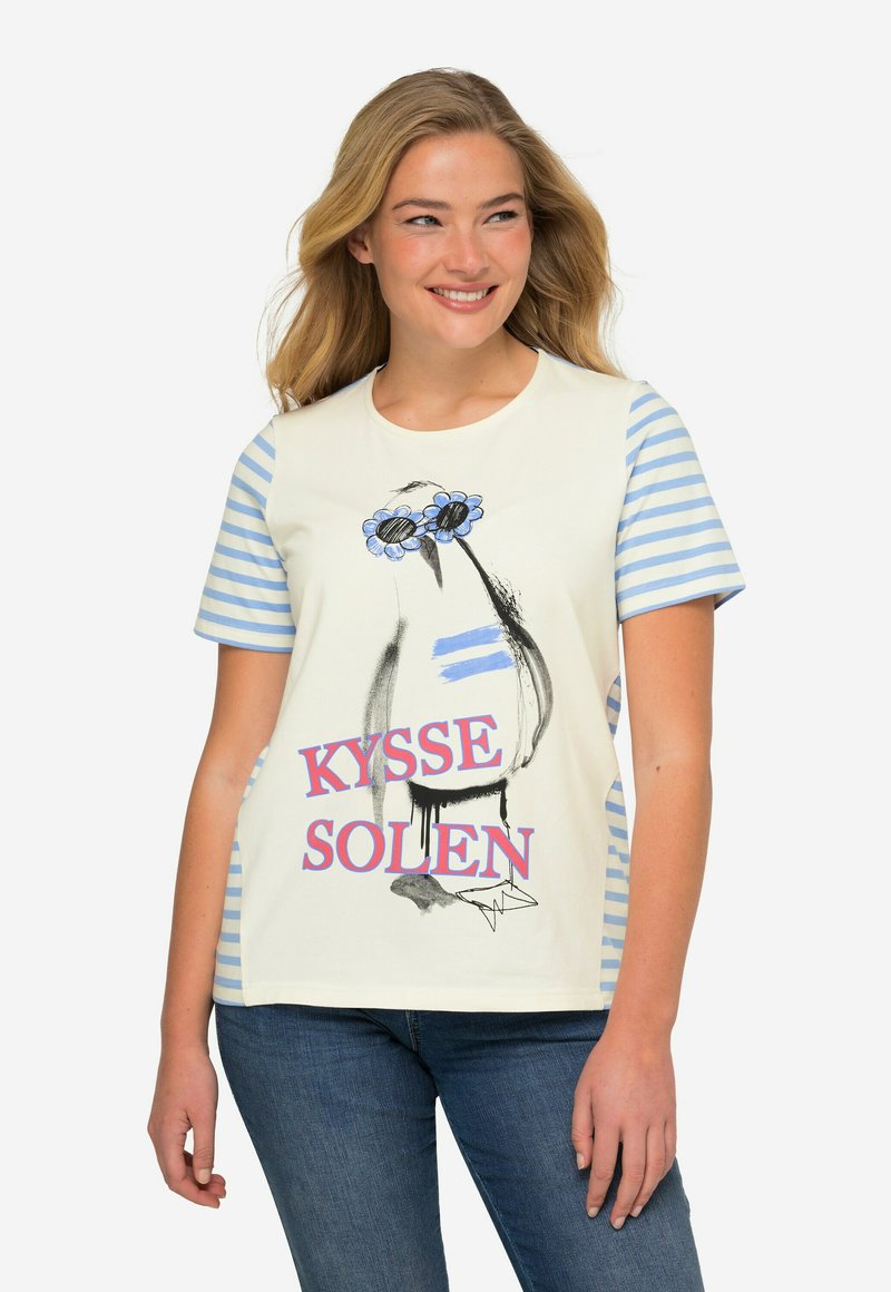 Bawełniany t-shirt o kremowym kolorze, jasnoniebieskie paskowane rękawy, graficzny nadruk z okularami przeciwsłonecznymi i kwiatami oraz różowy napis "KYSEE SOLEN."