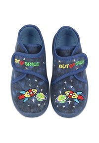 Blauwe stoffen slippers met een klittenbandsluiting, voorzien van borduurwerk van een raket en een planeet, en de zin "OUT OF SPACE" in kleurrijke letters.