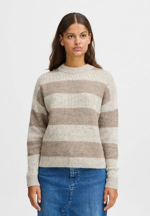 Beige ja valge triibuline kudumisviisiga sviiter. Omab ümmargust kaelust, soonikstruktuuri ja pikki varrukasid. Kanda denim seeliku kõrval.