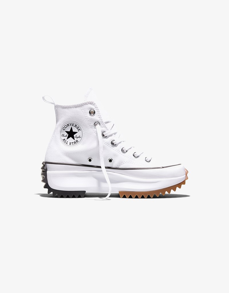 Weißer Converse-Sneaker mit hohem Schaft, dicker gezackter Sohle in Schwarz und Braun, Metallösen und Converse All Star-Logo am Knöchel.