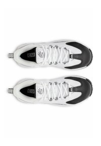 Valkoiset ja mustat urheilukengät, joissa on teksturoitu verkkopäällinen, sileät synteettiset päällysteet ja näkyvät nauhat, joissa on vetolenkki kannassa.