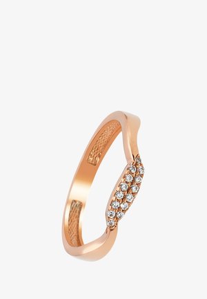 Bague en or rose présentant un design torsadé orné de petites pierres claires sur un côté ; surface lisse avec un intérieur texturé.