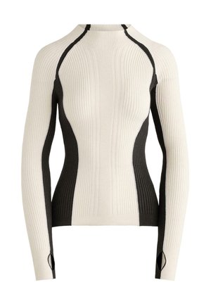 Dugo rukavima rebrasti pleteni pulover s visokim ovratnikom, bež prednjim dijelom i rukavima, te crnim bočnim panelima s otvorima za palčeve na manžetama.
