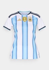 Argentinas fotbollströja med ljusblå och vita vertikala ränder, Adidas-logotyp, FIFA världsmästare 2022 guldmärke och AFA-emblem med tre stjärnor.