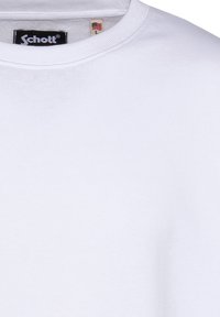 Biała bawełniana koszulka z ribbowanym okrągłym dekoltem. Posiada czarną metkę "Schott" oraz przymocowaną metkę rozmiaru. Miękka w dotyku, bez widocznych wzorów.