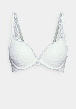 Reggiseno bianco in pizzo con coppe modellate, bordi ondulati e spalline regolabili. Presenta motivi floreali e una texture liscia.