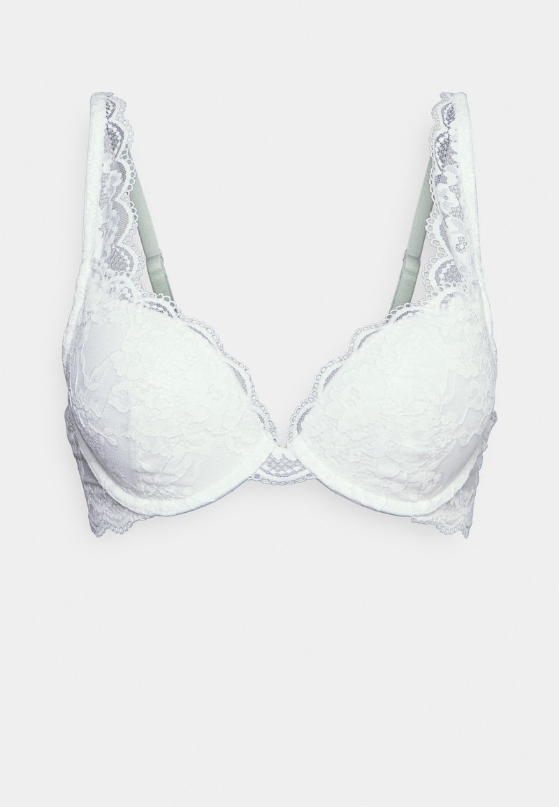 Biały koronkowy biustonosz z formowanymi miseczkami, falbaniastymi krawędziami i regulowanymi ramiączkami. Posiada kwiatowe wzory i gładką teksturę.