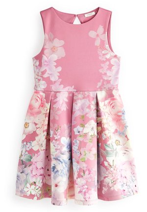 Robe rose sans manches avec jupe plissée, arborant un imprimé floral en tons blanc, lilas et bleu. Détail dos avec ouverture en forme de clé. Texture de tissu lisse.