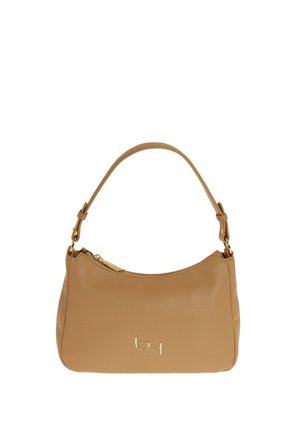 Piccola borsa a mano in pelle color cuoio con chiusura a zip e tracolla corta regolabile, con logo della marca color oro sul davanti.