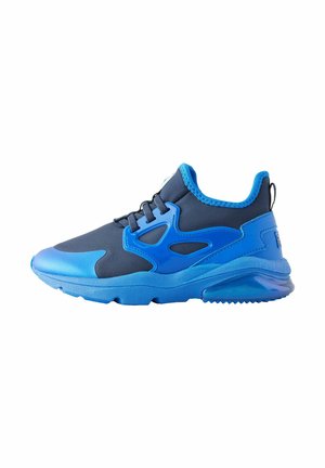 Niebieskie buty sportowe z połączeniem gładkich i teksturowanych materiałów, z okrągłym noskiem, wyściełanym kołnierzem i klasycznym zapięciem na sznurówki.