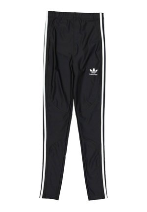 Czarne spodnie sportowe z białymi paskami po bokach i białym logo łączącym Adidas i Balenciaga na górnej części uda.