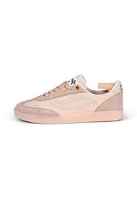 Hellrosa Sneaker aus Wildleder und Leder, runde Zehenpartie, Perforationen und einen kontrastierenden beigen Seitenstreifen. Braune Akzente an der Ferse.
