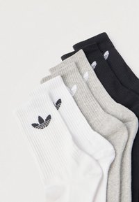 Komplet šestih bombažnih nogavic v beli, sivi in črni barvi. Noggavice imajo rebrasto teksturo in majhen vezen logotip na vsaki nogavici.