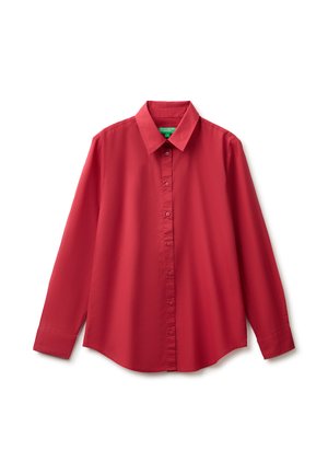 Rode blouse met lange mouwen, knopen en kraag, plat afgebeeld tegen een witte achtergrond.
