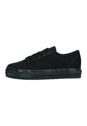 Zwarte lage sneaker met dikke rubberen zool, canvas bovenwerk en zwarte veters, zijaanzicht op een witte achtergrond.