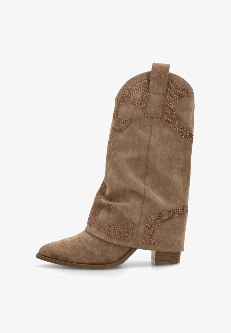 Botín de ante marrón hasta el tobillo con punta afilada y tacón apilado. Presenta costuras decorativas y acentos de tachuelas en la parte superior.