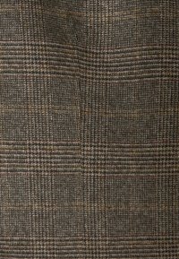 Geruit stof in donkerbruin, grijs en beige. Heeft een textuurweefsel met fijne horizontale en verticale lijnen, die een klassiek ruitpatroon vormen.