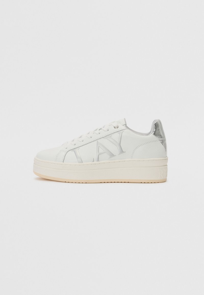 Baskets blanches avec une tige en cuir lisse, des accents transparents à l'arrière et une semelle épaisse blanche. Présente un grand logo en relief sur le côté.